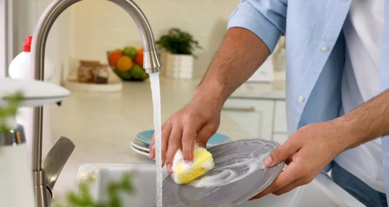 economiser-de-l-eau-en-faisant-la-vaisselle-4-astuces-ecoresponsables