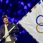 comme-dans-un-film-d-action-tom-cruise-descend-du-toit-du-stade-de-france-pour-recuperer-le-drapeau-olympique