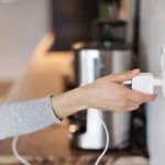 electricite-5-appareils-a-debrancher-pour-reduire-vos-factures-d-electricite