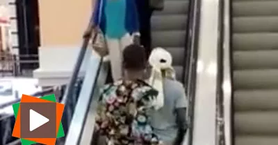 deux-filles-etranges-devant-un-escalator-en-sens-oppose
