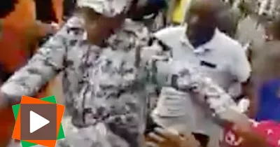 adjame-en-pleine-dispute-un-civil-porte-la-main-a-un-agent-de-la-police-national-la-foule-reagi