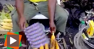 des-africains-braiseurs-de-mais-en-plein-paris