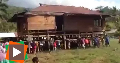 des-villageois-deplacent-une-maison-a-mains-nues-pour-echapper-aux-inondations