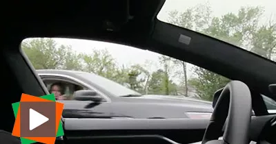 une-voiture-sans-conducteur-roule-au-milieu-de-la-circulation