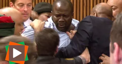 un-pere-attaque-le-meurtrier-de-sa-fille-en-plein-tribunal