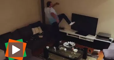 euro-2016-un-fan-de-football-casse-sa-tele-sous-l-effet-de-la-colere-a-cause-d-un-match