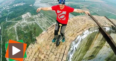 a-256-metres-du-sol-ils-font-du-monocycle-sur-une-cheminee