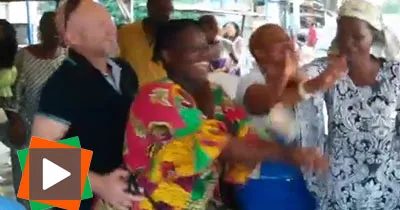 un-europeen-fait-le-show-au-son-du-mapouka-a-marcory-sicogi-lors-de-la-dot-de-sa-fiancee