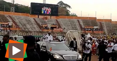 campagne-pour-le-referendum-arrivee-du-president-ouattara-devant-les-gradins-vides-au-stade-fhb