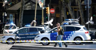 attentat-a-barcelone-un-camion-fonce-dans-la-foule-au-moins-13-morts-et-plus-de-80-blesses