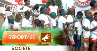 reportage-noel-au-chu-de-treichville-solibra-et-les-zinzins-du-bonheur-egayent-des-enfants