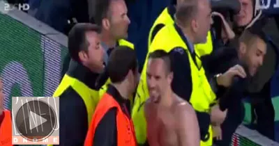 fc-barcelone-bayern-munich-franck-ribery-donne-son-maillot-a-un-supporteur-entre-sur-le-terrain