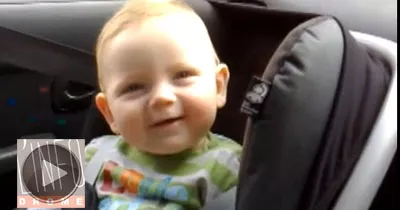 ce-bebe-farceur-s-amuse-des-adultes