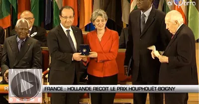 france-hollande-recoit-le-prix-pour-la-paix-decerne-par-l-unesco-official