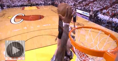 le-block-de-lebron-james-enorme-face-aux-spurs