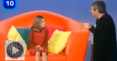 a-petite-fille-quine-fait-rien-avec-les-garcons-rire-assure