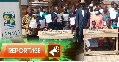 education-nationale-le-conseil-regional-de-la-nawa-equipe-des-ecoles-en-tables-bancs