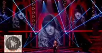 the-voice-le-decollete-sexy-de-holly-willoughby-met-la-bbc-dans-l-embarras