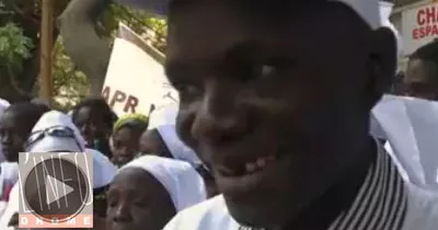 les-senegalais-accueillent-obama-en-visite-sur-l-ile-de-goree