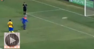 un-supporteur-entre-sur-la-pelouse-et-tire-un-penalty