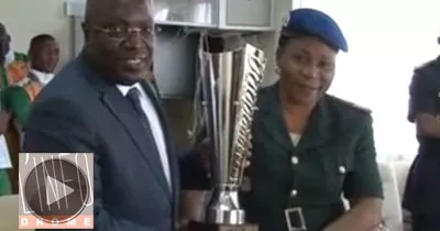 les-militaires-footballeurs-ivoiriens-presentent-leur-trophee-au-ministre-de-la-defense