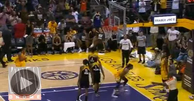 insolite-une-basketteuse-prend-un-coup-de-boule-apres-avoir-mis-un-panier