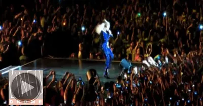 beyonce-en-plein-concert-a-rio-elle-se-fait-tirer-hors-de-la-scene-par-un-fan