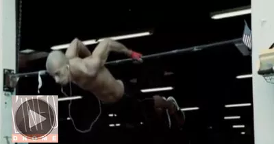 un-bodybuilder-defie-les-lois-de-la-pesanteur