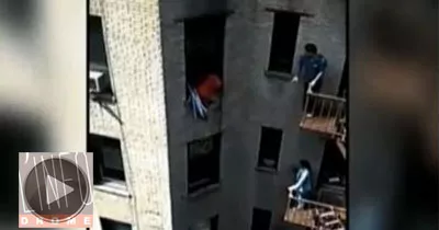 new-york-il-sauve-son-voisin-des-flammes