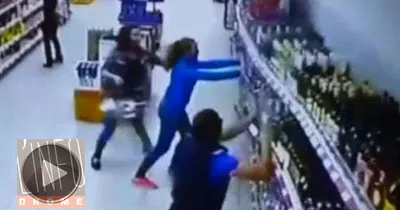 le-rayon-du-magasin-s-effondre-sur-elles