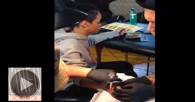 rihanna-s-est-paye-un-nouveau-tatouage-qui-a-du-lui-faire-tres-mal