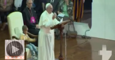 un-enfant-s-assoit-sur-le-fauteuil-du-pape