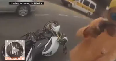 bresil-un-policier-tire-sur-un-voleur-de-moto-en-pleine-rue-images-violentes