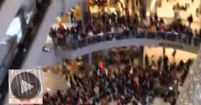 il-jette-1000-dollars-dans-un-centre-commercial