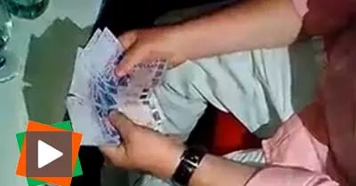 il-transforme-du-papier-en-liasse-de-billets-de-banque