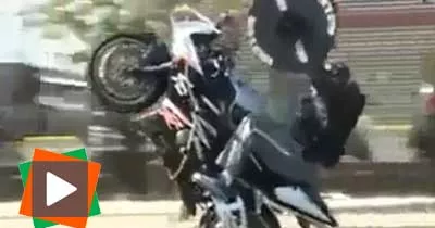 il-braque-sa-moto-avec-une-grosse-barre-de-musculation-montage-ou-realite