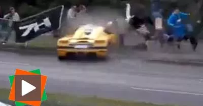 pilote-de-voiture-de-course-entre-en-collision-avec-une-foule-de-curieux