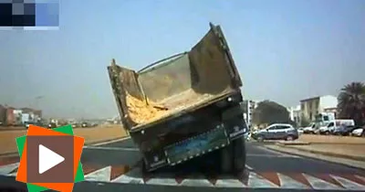 un-camion-pas-comme-les-autres-a-dakar-au-senegal