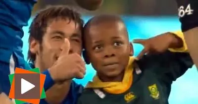 afrique-du-sud-vs-bresil-un-petit-garcon-entre-sur-l-aire-de-jeu