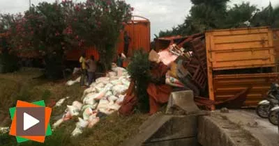 yvbpp-n-14-un-camion-surcharge-se-renverse-sur-le-pont-f-h-b