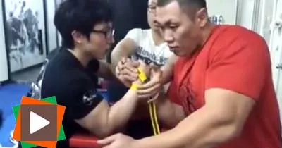 bras-de-fer-petit-marteau-casse-gros-caillou