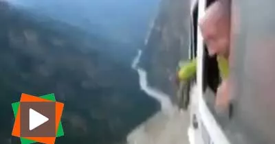 une-des-routes-les-plus-spectaculaire-et-effrayante-de-la-planete