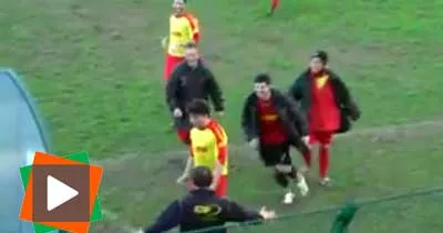 football-apres-son-but-il-frappe-sa-tete-avec-le-banc