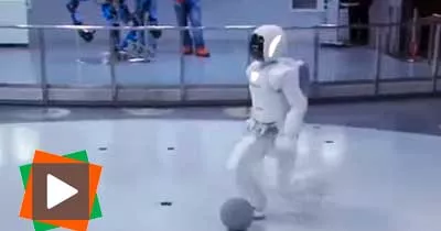 le-president-obama-joue-au-foot-avec-un-robot-japonais