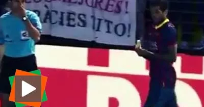 racisme-le-joueur-du-barca-daniel-alves-mange-la-banane-qu-un-supporter-lui-a-lancee