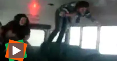 accrochez-vous-dans-le-car-lorsque-le-chauffeur-du-car-vous-dit-de-rester-assis-c-est-qu-il-y-a-une-raison