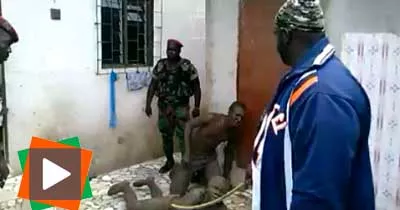 deux-microbes-arretes-et-bastonnes-a-abobo