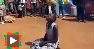 une-fille-jongle-tres-bien-le-ballon-comme-un-joueur-professionnel