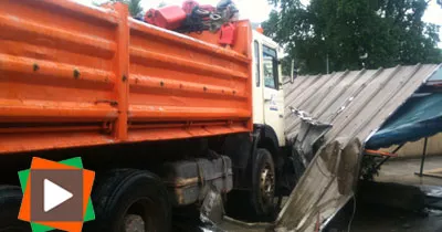 un-camion-benne-fonce-dans-une-eglise-fait-des-blesses