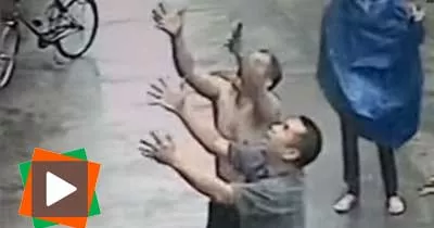 incroyable-un-bebe-tombe-du-2eme-etage-un-passant-le-rattrape-au-vol